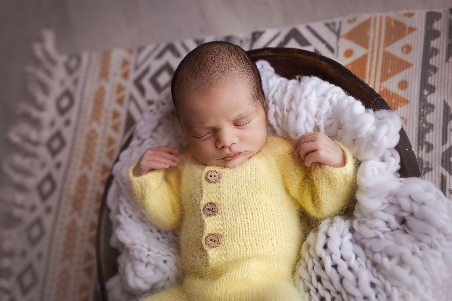 Fotografia de recien nacidos en ponce bebe vestido de amarillo acostadito en bowl de madera