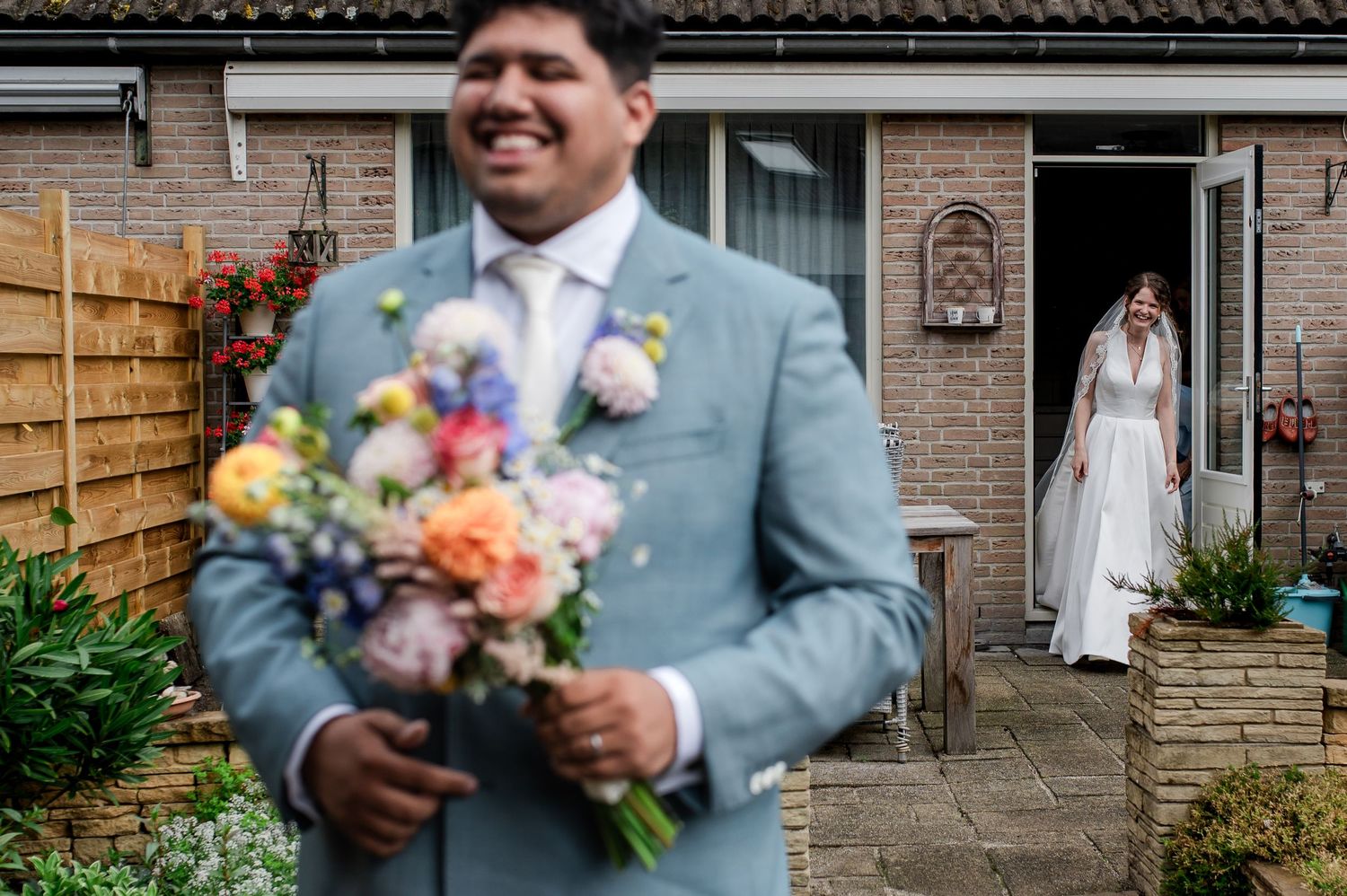 First look van bruidspaar in Huizen door christelijke trouwfotograaf