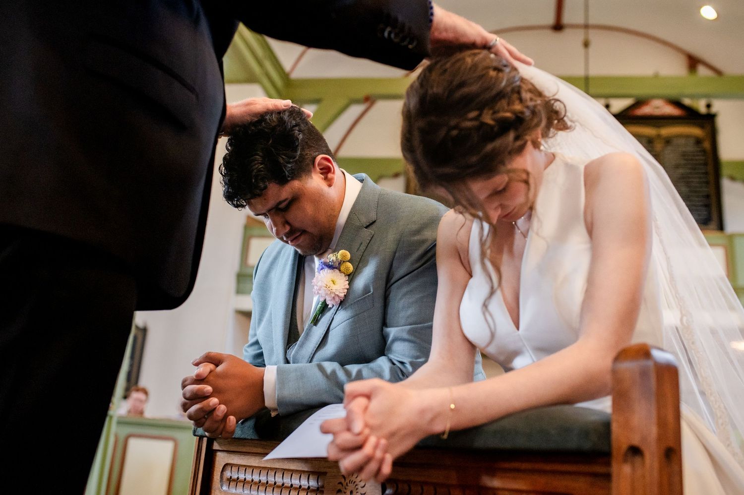 Moment van zegen en gebed tijdens een christelijke bruiloft ceremonie
