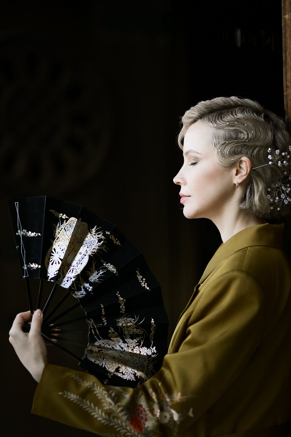 Sophisticated artistic portrait session with a touch of Parisian elegance and creativity.