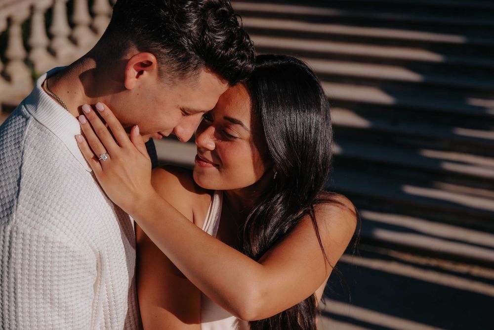 Fun and bubbly engagement photos in Parc de la Ciutadella.