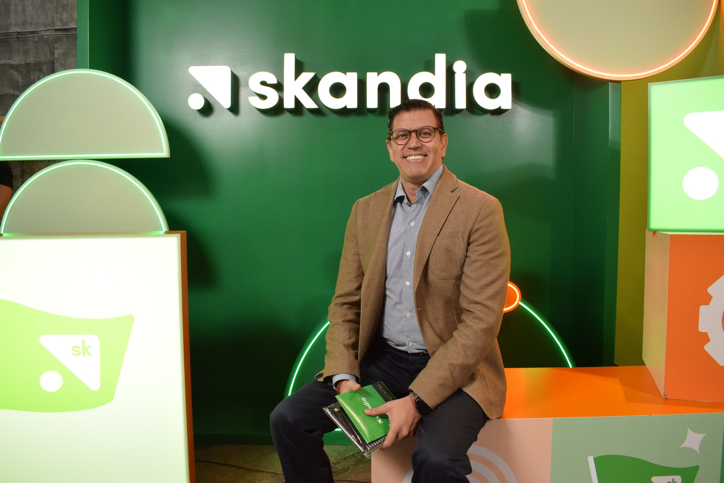 Activación de marca con fotografía profesional y Brandwall verde de Skandia.