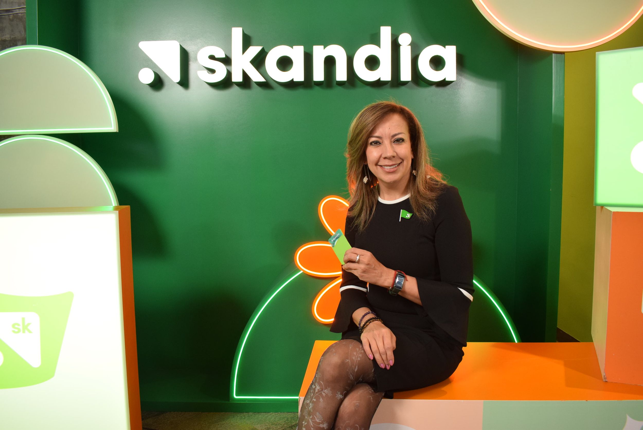 Retrato corporativo con impresión instantánea para evento de Skandia en CDMX.