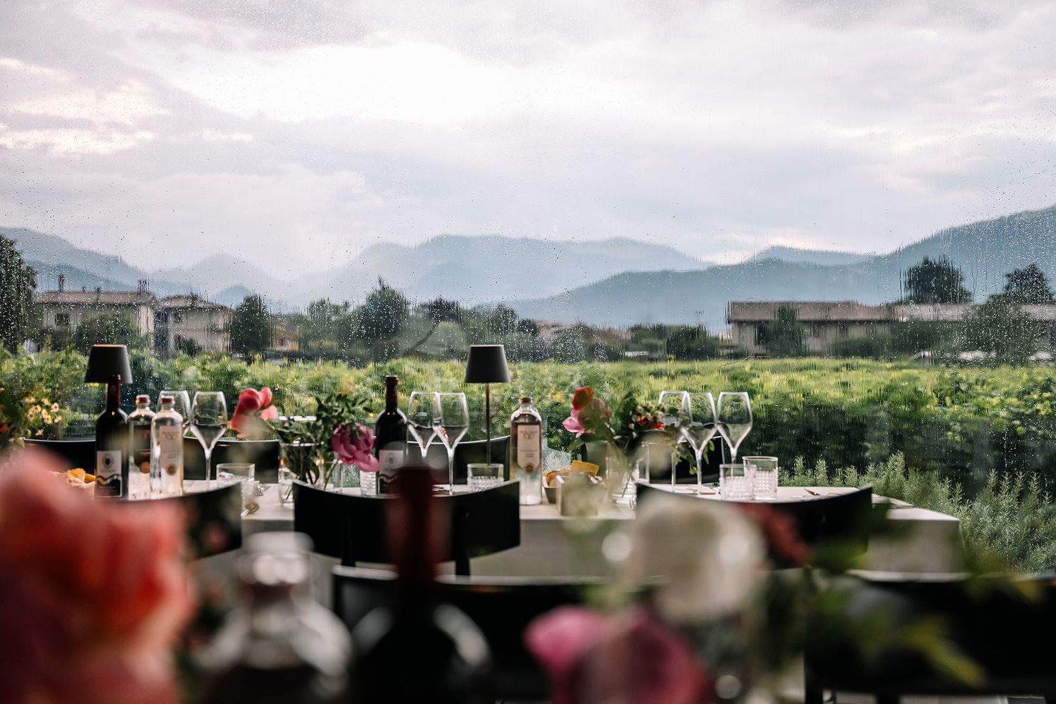 Panorama montano mozzafiato dalla location di una cerimonia di matrimonio nel colline del prosecco.