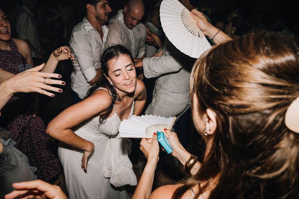 Scene di feste danzanti energiche che mostrano persone che festeggiano a un ricevimento di nozze.