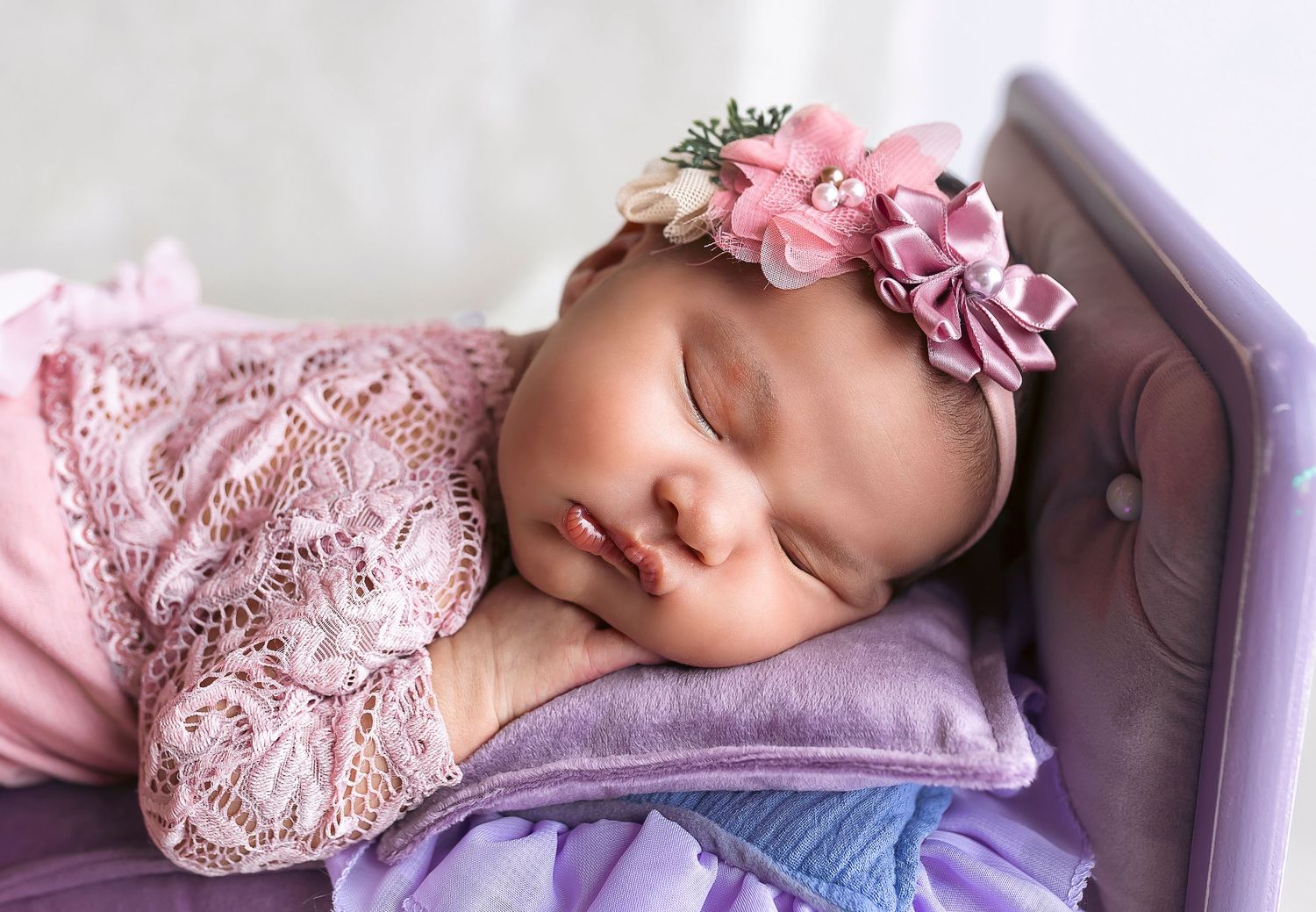fotografia de bebe rostro de recien nacido en cercania bebe acostada boca abajo