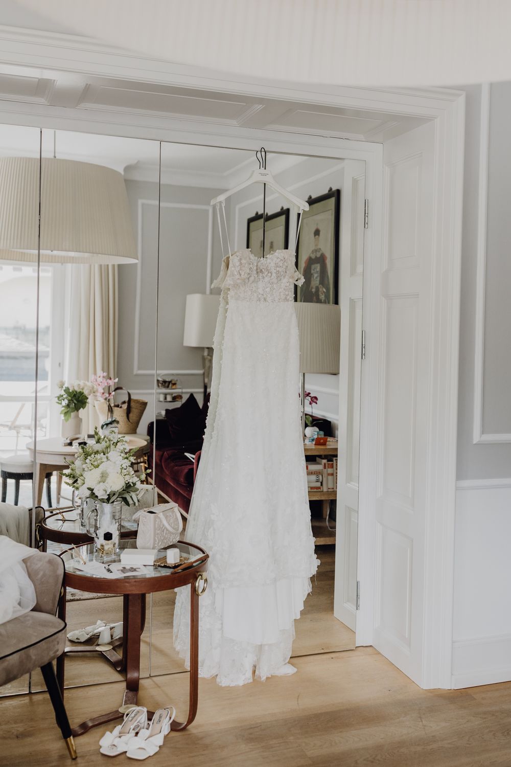 Getting Ready am Hochzeitstag - das Kleid ist schön am Spiegel aufgehängt und dekoriert.