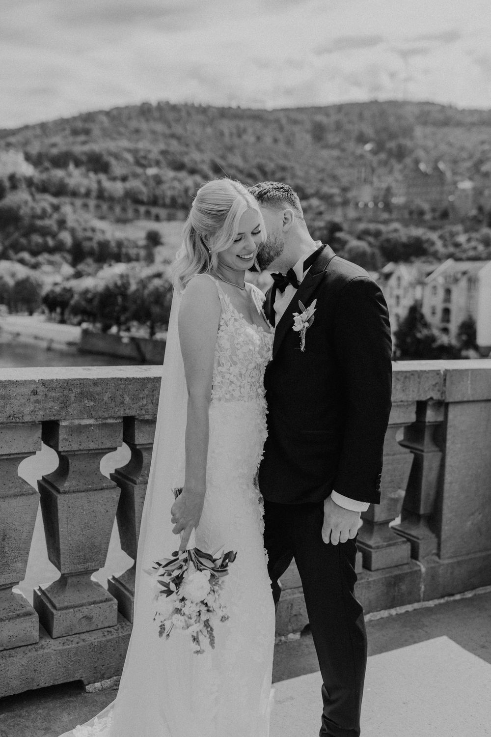 Paarshooting einer Hochzeit auf der Alten Brücke Heidelberg.