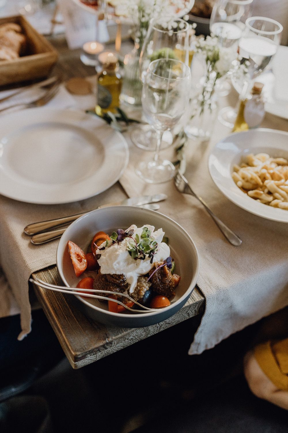 Dinner einer Hochzeit in Heidelberg, das Essen wird gerade serviert und steht auf dem Tisch.