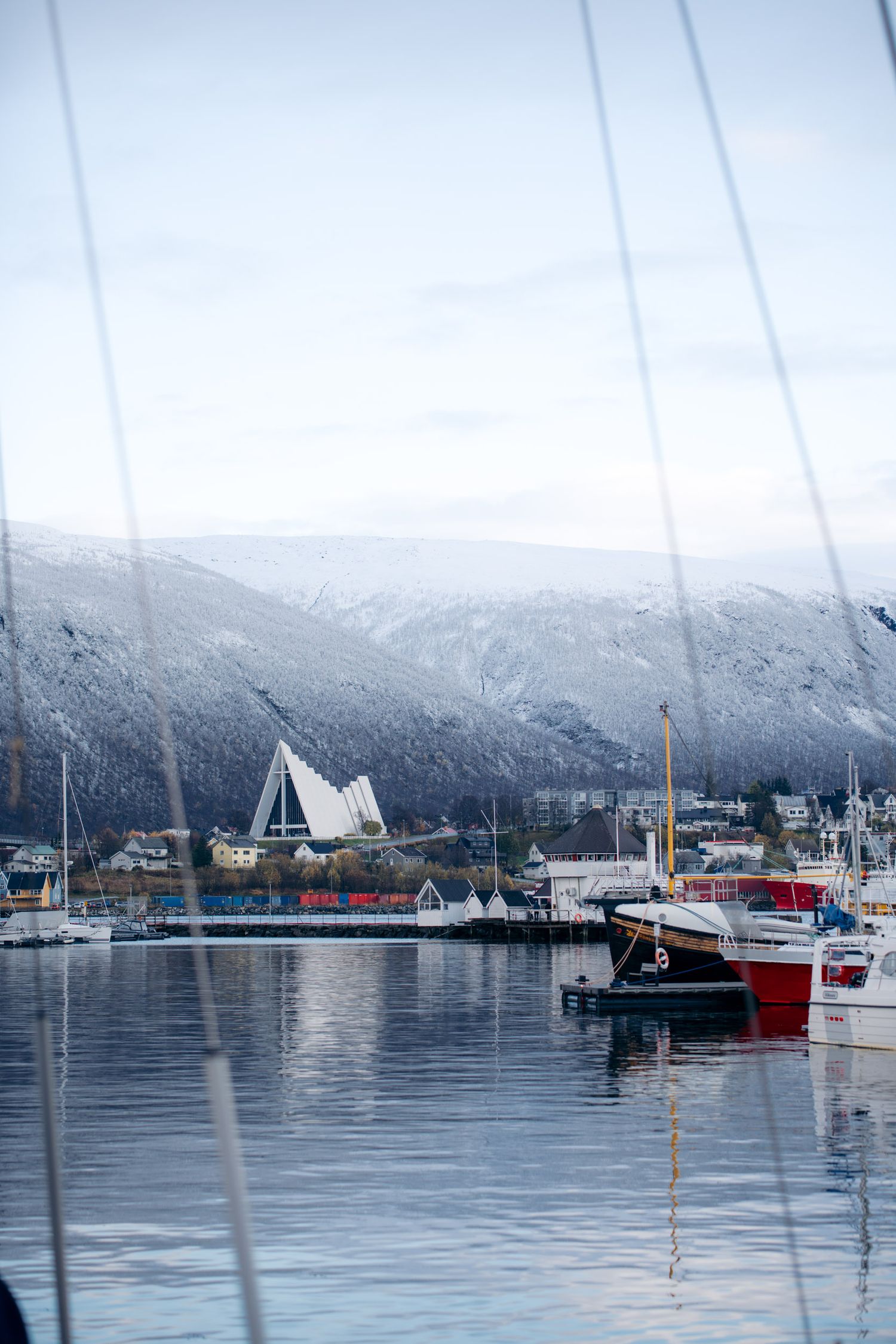 cathédrale arctique de tromso depuis le port
