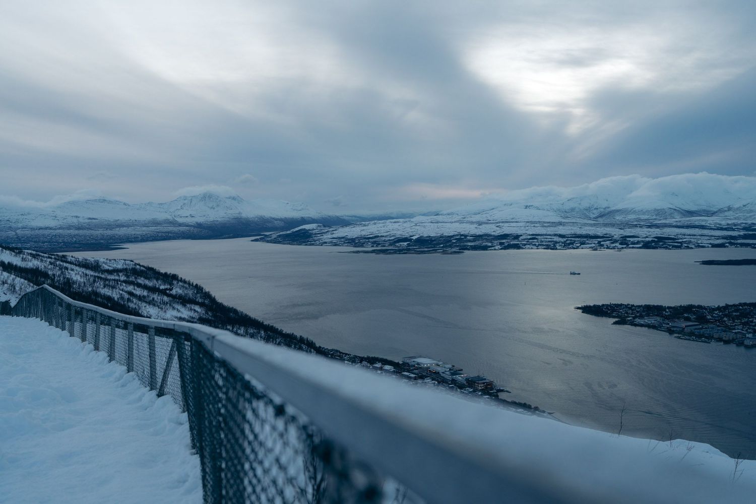 vue panoramique sur les fjords, montagnes et tromso depuis le téléphérique de fjellheisen