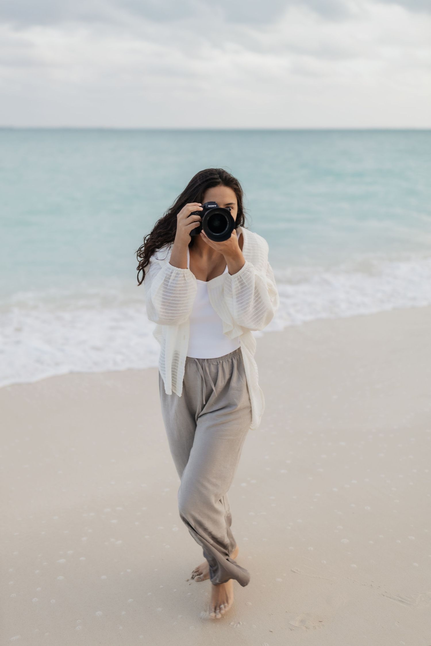 Wedding videographer Fernanda capturing a moment on the beach in Mexico during a destination wedding.