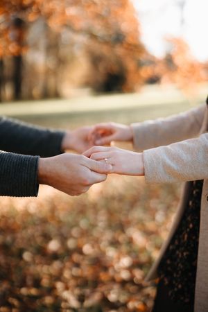 Paarshooting holding hands