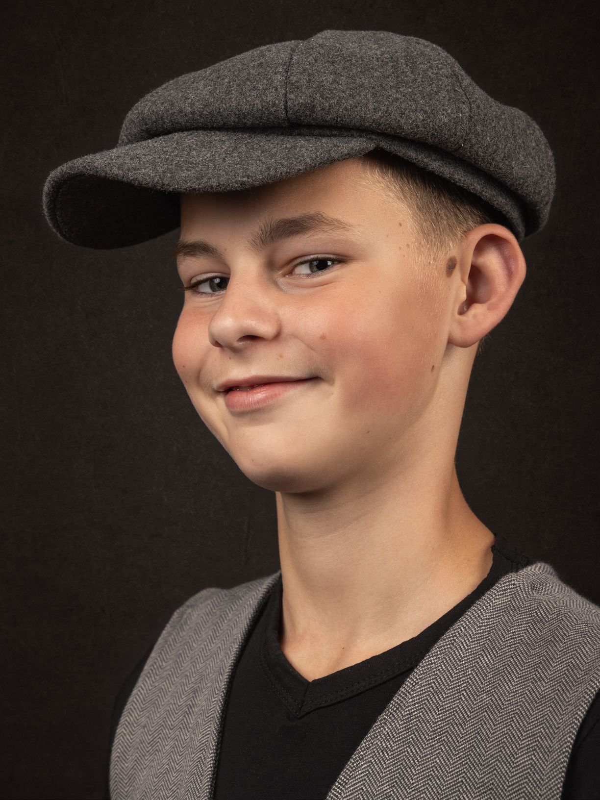 Fine-art portret op donkere achtergrond in studio, portretfotografie Breda
