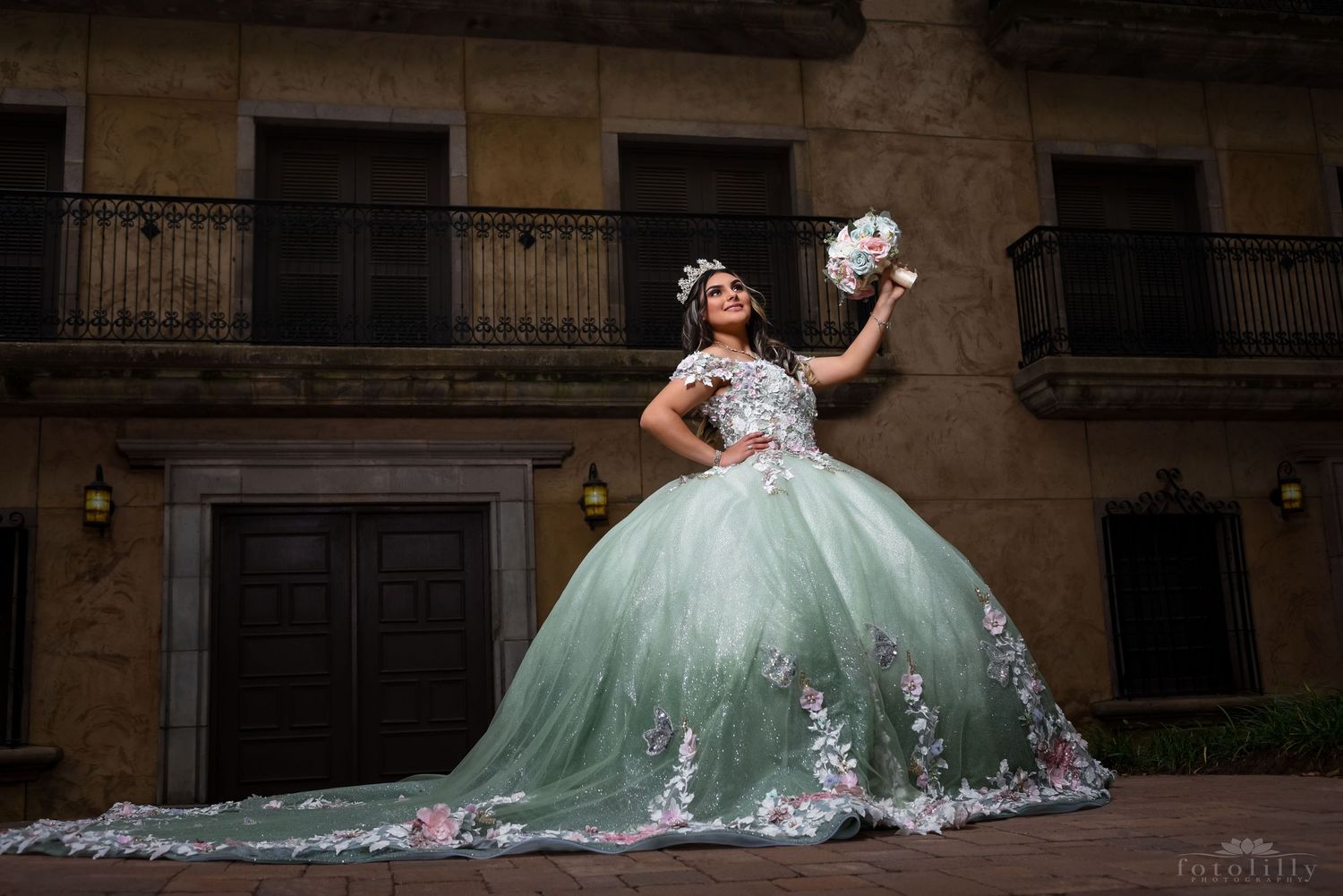 Quince photoshoot location in Fort Worth Texas with open areas for family group photos