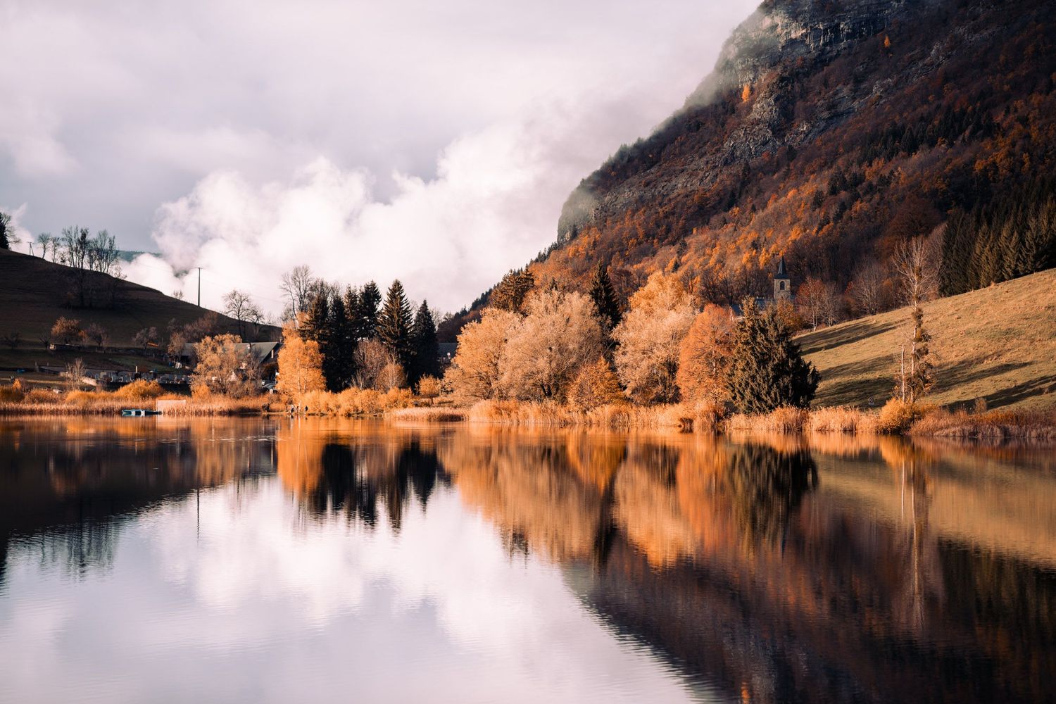Lac de la Thuile dans les Bauges en automne avec reflet dans l'eau