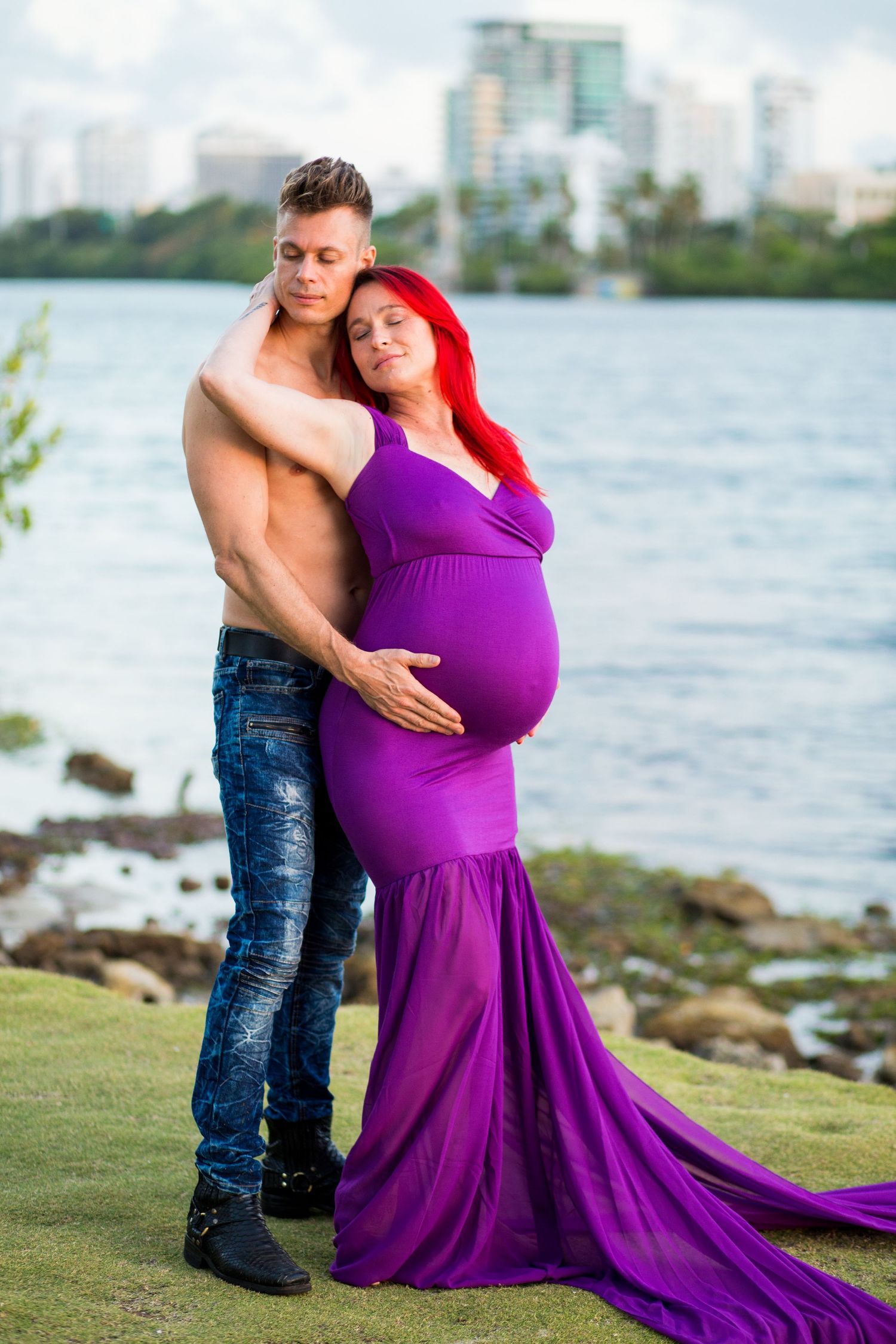 Maternity portrait. Husband and wife. Condado Lagoon. San Juan, Puerto Rico.