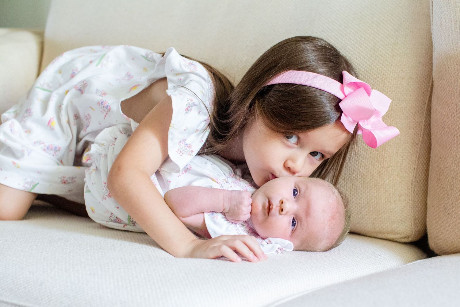 Newborn portrait. Two sisters. Guaynabo, Puerto Rico.