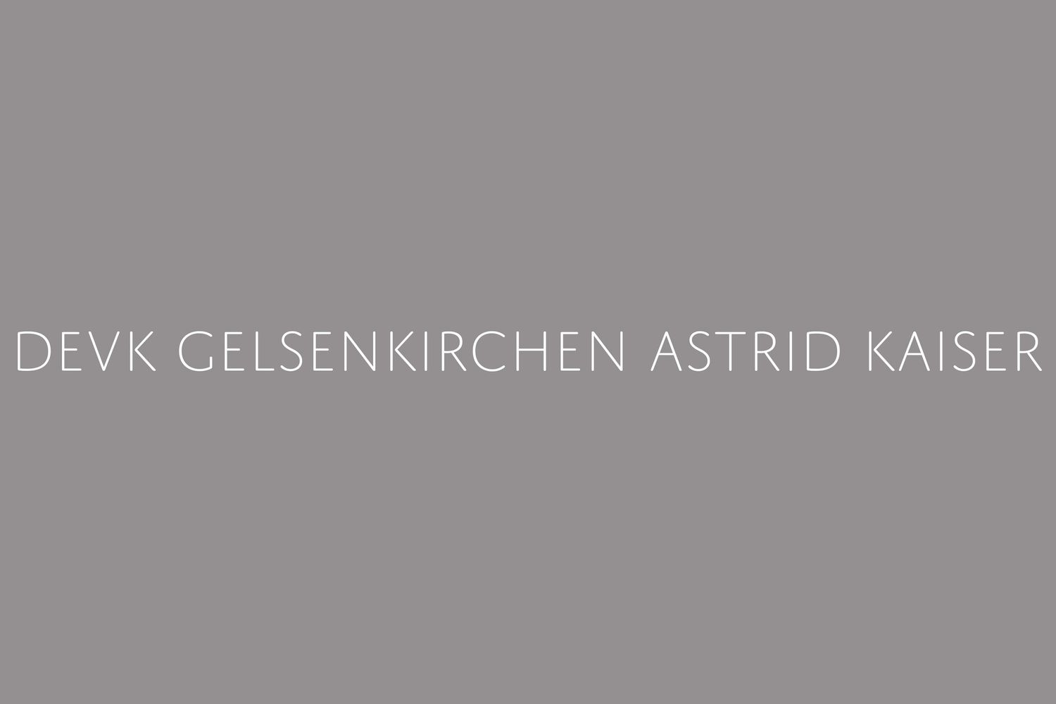Ein schlichter grauer Hintergrund mit weißer Schrift: "DEVK GELSENKIRCHEN ASTRID KAISER".