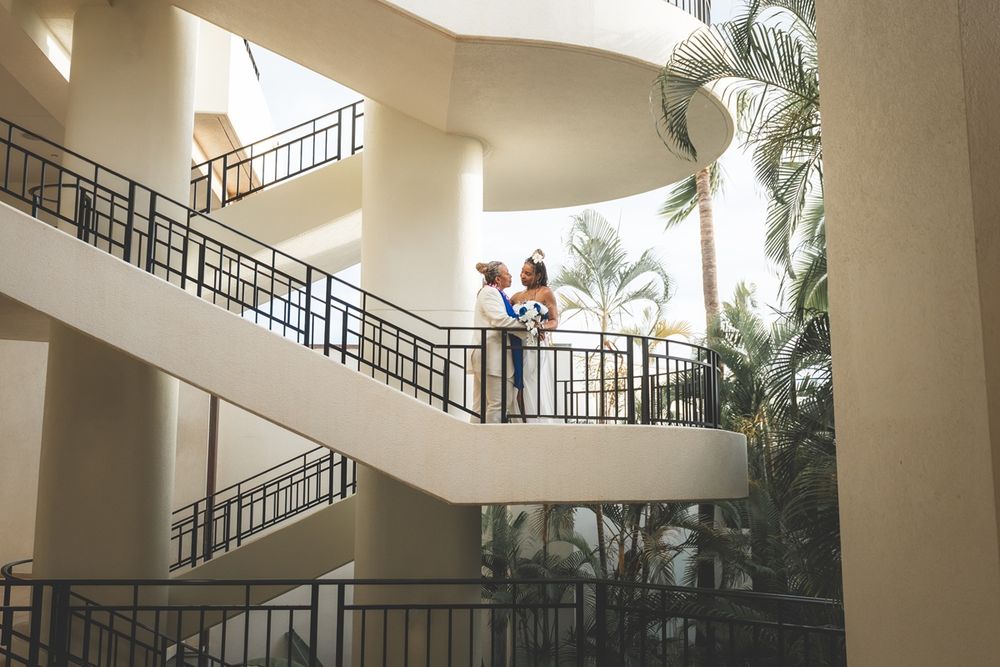 Maui wedding photographer photo against beautiful Maui Wailea Beach Resort, Marriot by ohwowfotos.