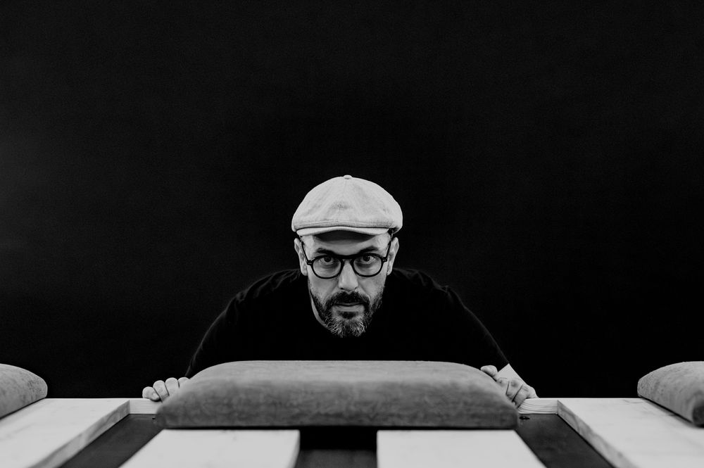 Reportage photographe entreprise
Photo en noir et blanc portrait montrant un menuisier qui vérifie son travail. Flarr chez TBS