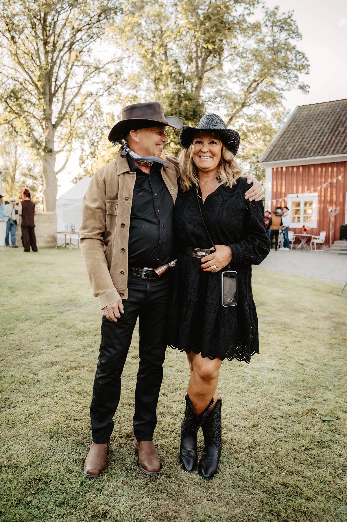 Värdparet på cowboyfesten i Finspång, klädda i western-outfits, fotograferade av Lets Bloom Media, eventfotograf i Östergötland
