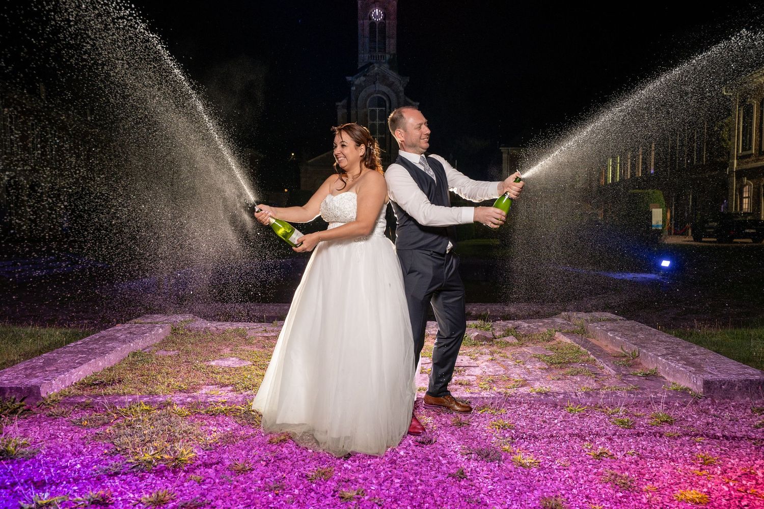 Couple de mariés célèbre la nuit avec champagne, un instant joyeux et festif capturé par votre photographe mariage