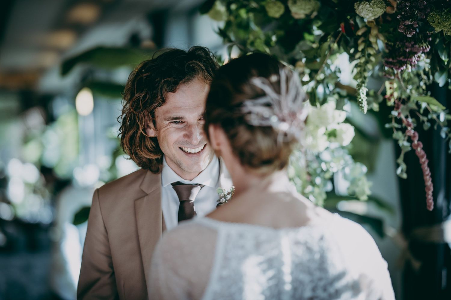 Novio sonriente mirando a su pareja durante la ceremonia de boda en Asturias — Fotografía documental por Juan Llavio