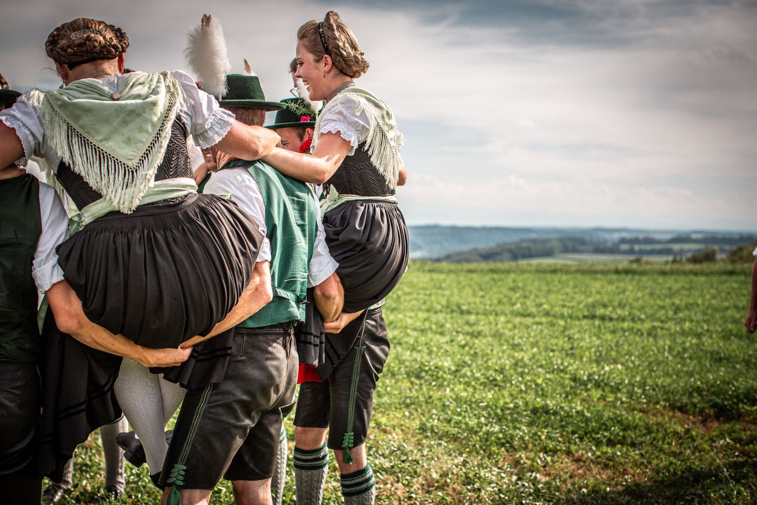 Aktive vom Trachtenverein Reichertsheim tanzen auf einer Wiese in Bayern einen traditionellen Tanz in Tracht Foto von Dominik Schachten