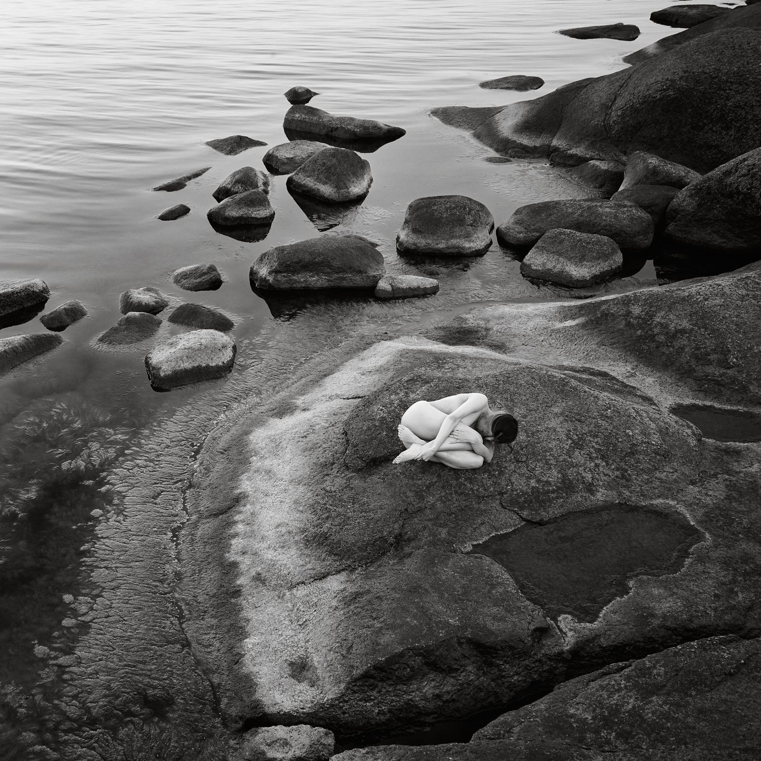 Alastonmalli kuvattuna Porvoossa meren rannalla. Kyseessä fine art nude valokuvaus.
