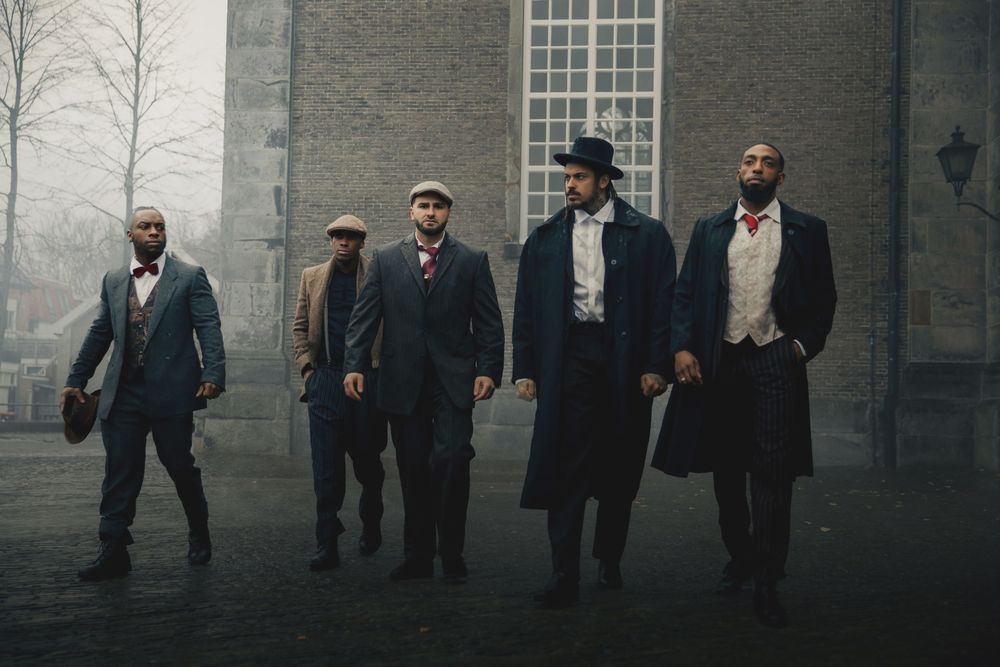 In de gure wereld van de Peaky Blinders stappen? Dan is de Peaky Blinders Fotoshoot dé activiteit voor jou, je familie of vriendengroep!
