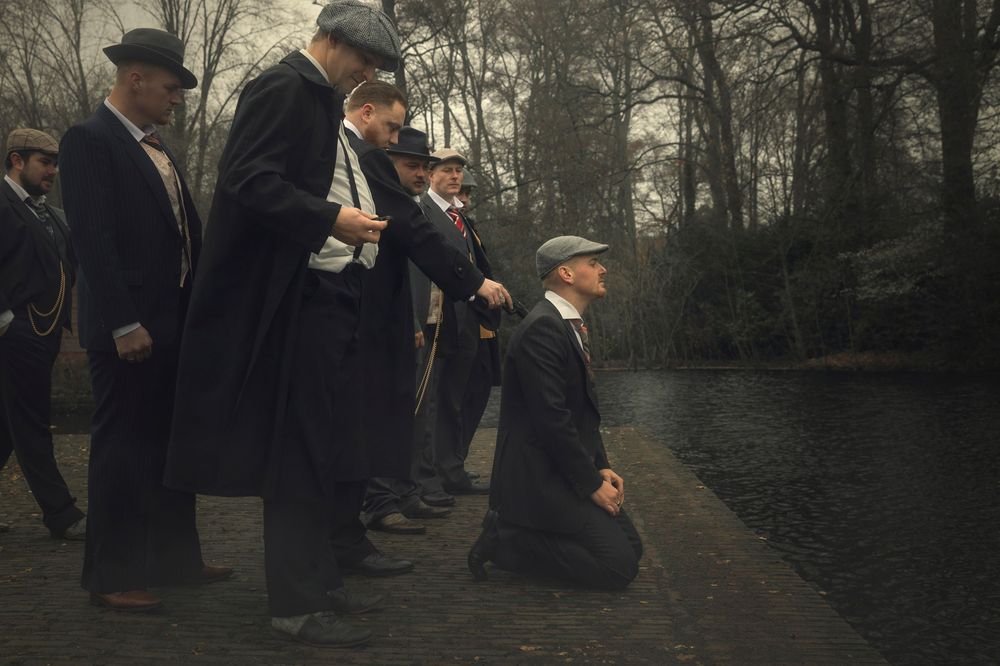 In de gure wereld van de Peaky Blinders stappen? Dan is de Peaky Blinders Fotoshoot dé activiteit voor jou, je familie of vriendengroep!
