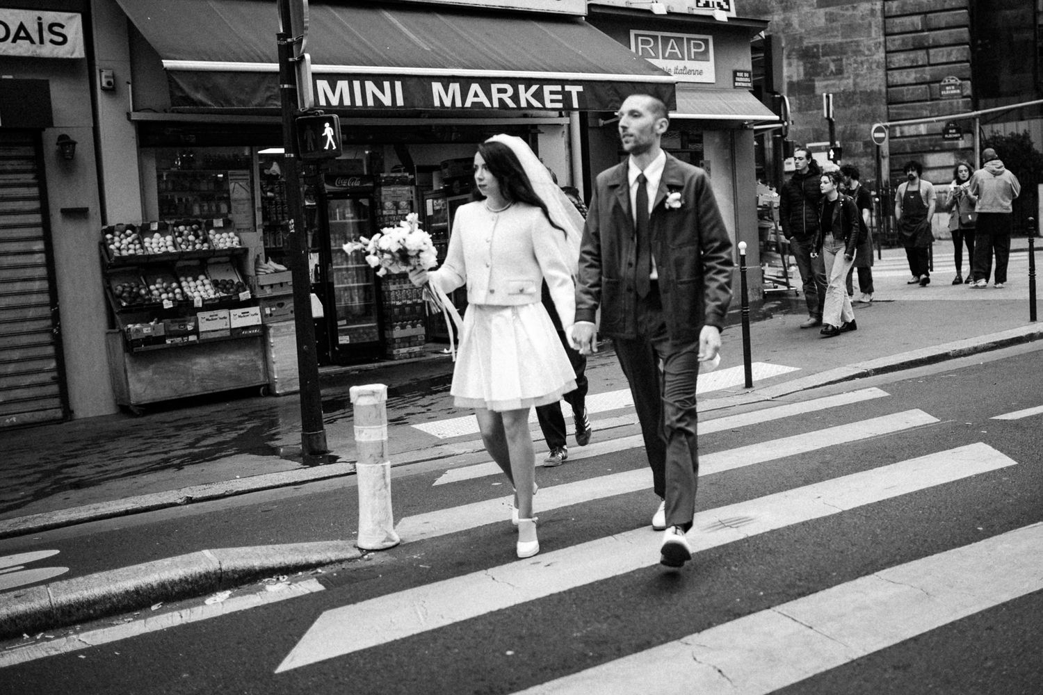 mariés en noir et blanc rétro paris