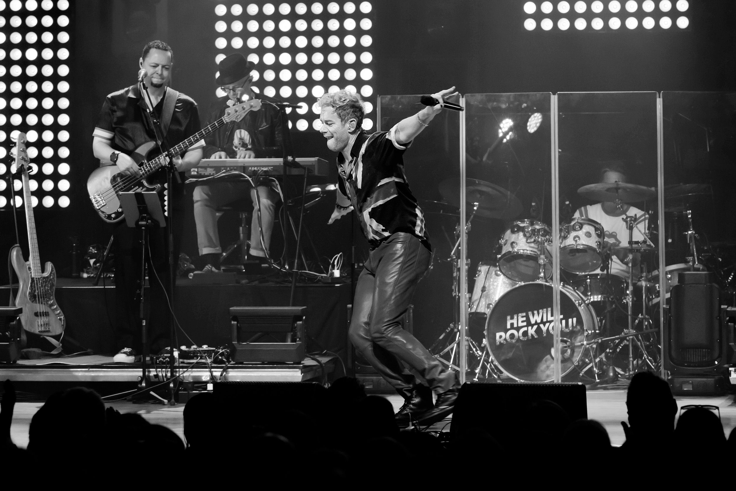 He will rock you konsert med Peter Johansson och band I Örebro konserthus. Fotograf Rebecca Nordin. Peter flyger.