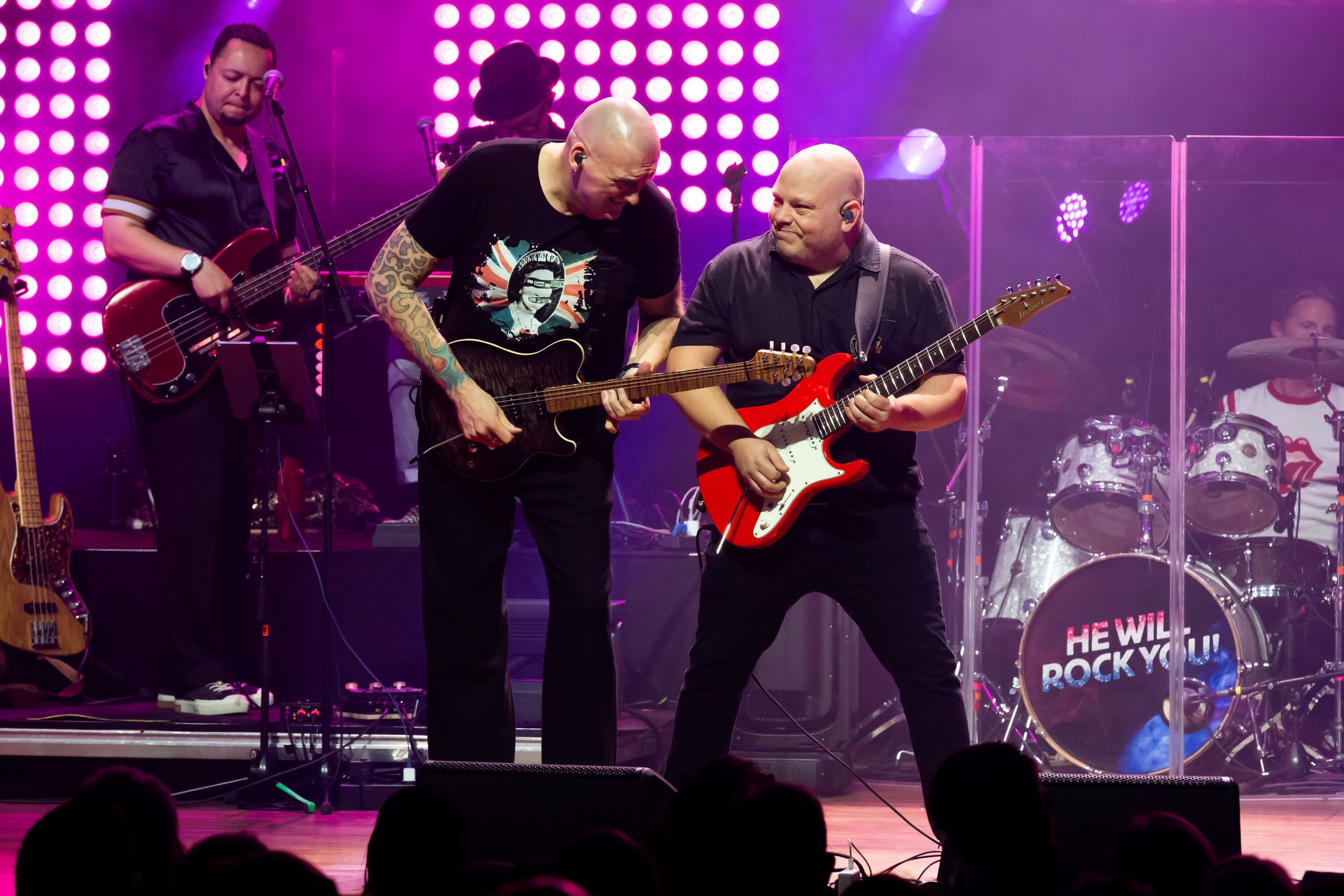 He will rock you konsert med Peter Johansson och band I Örebro konserthus. Fotograf Rebecca Nordin. Jamie Humphries och Pelle Holmberg.