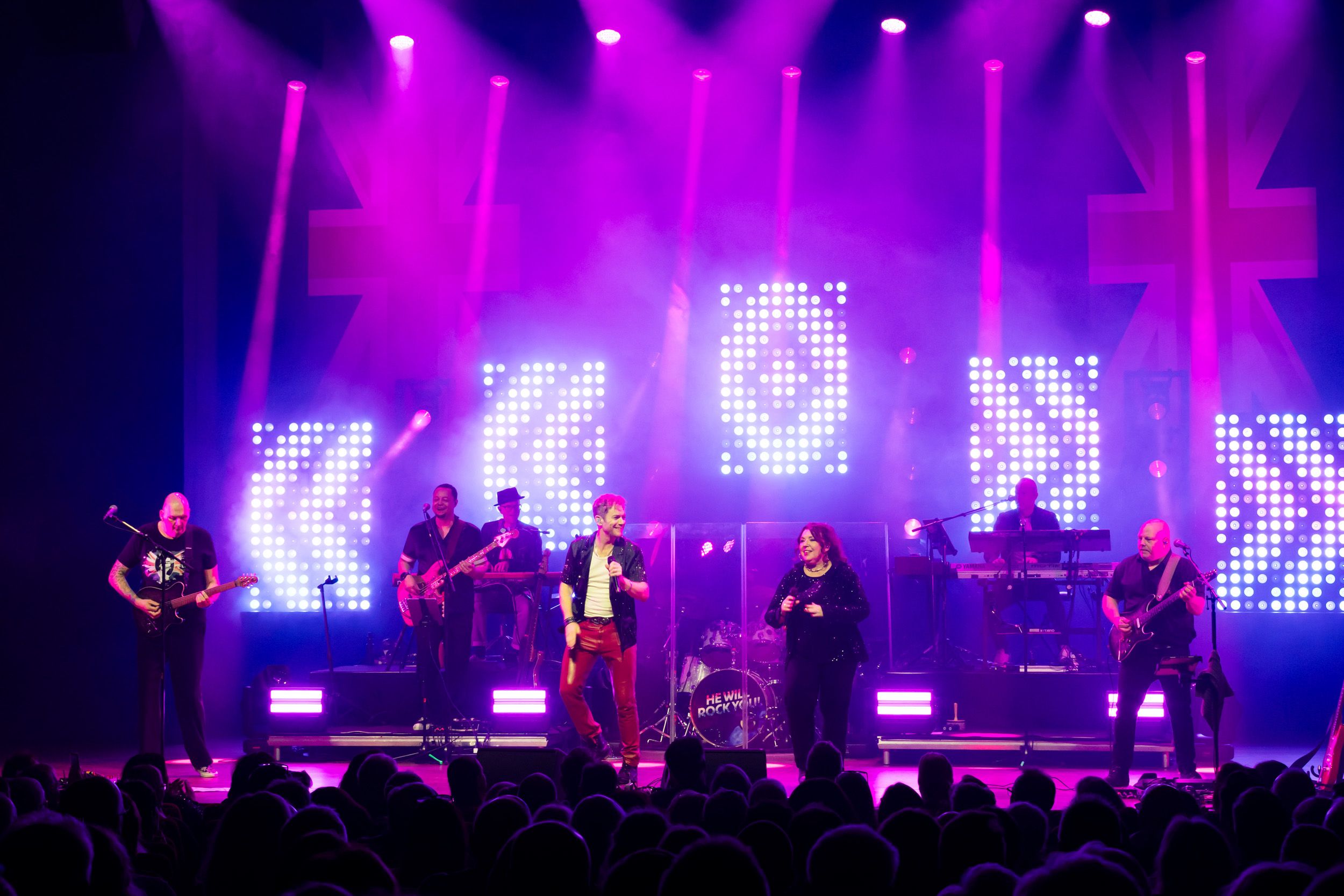 He will rock you konsert med Peter Johansson och band I Örebro konserthus. Fotograf Rebecca Nordin.