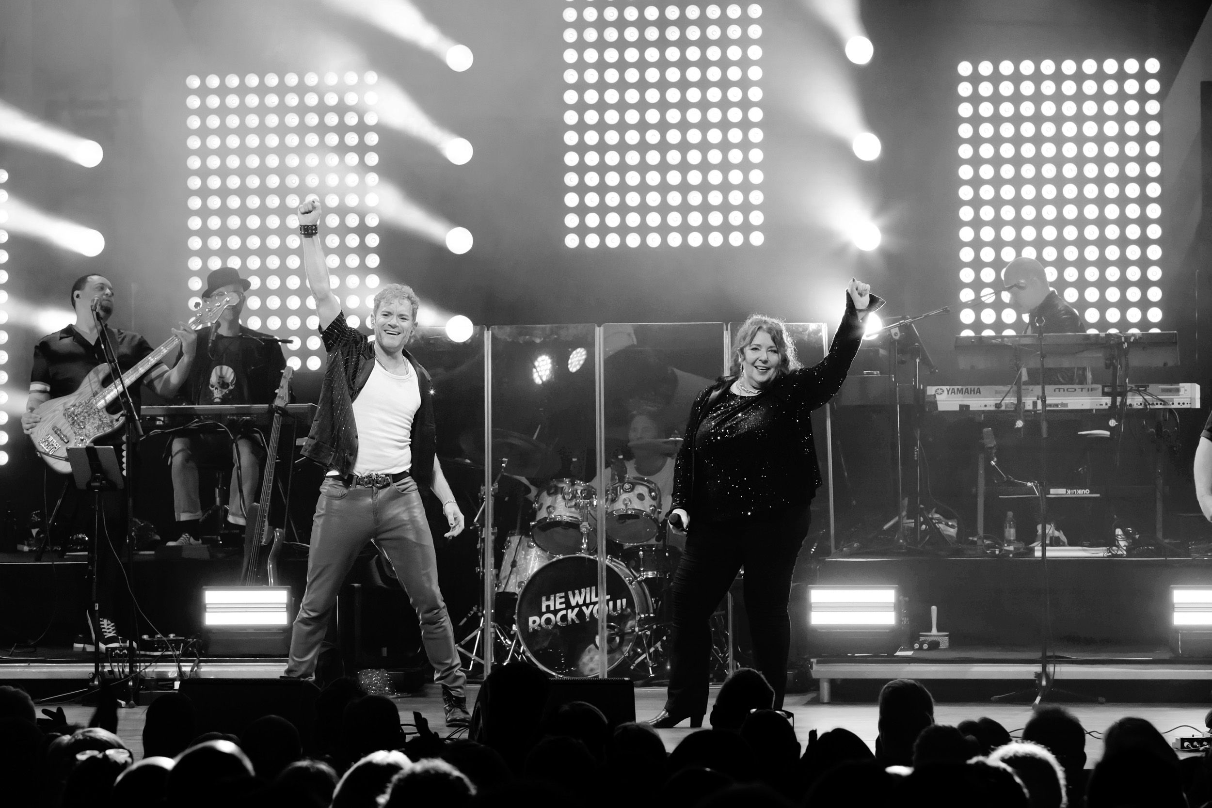 He will rock you konsert med Peter Johansson och band I Örebro konserthus. Fotograf Rebecca Nordin. Peter med Anneli Axon.