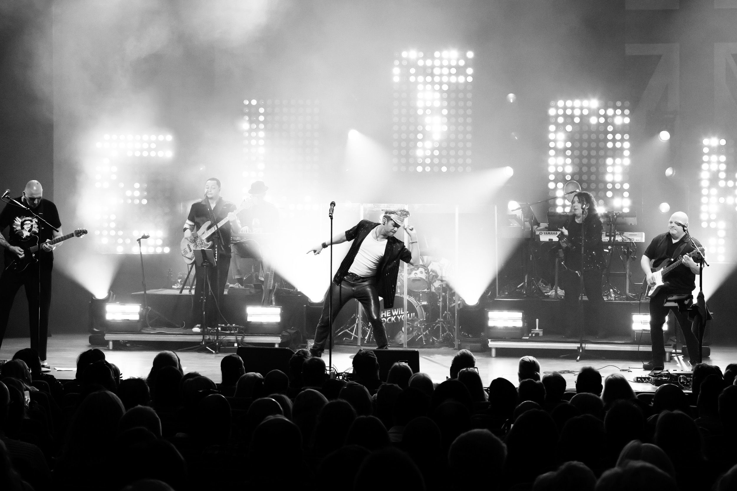 He will rock you konsert med Peter Johansson och band I Örebro konserthus. Fotograf Rebecca Nordin.