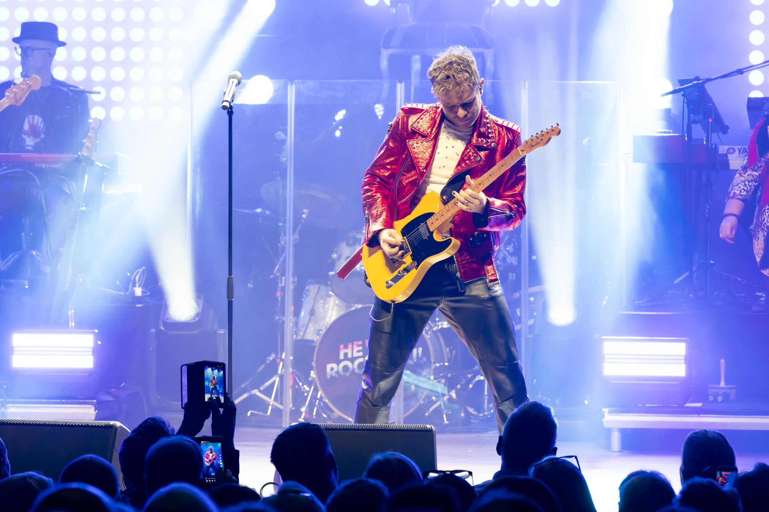 He will rock you konsert med Peter Johansson och band I Örebro konserthus. Fotograf Rebecca Nordin.