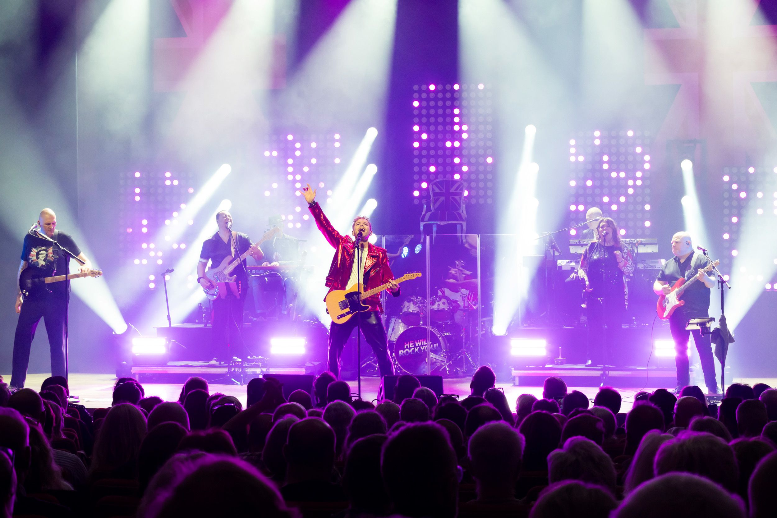 He will rock you konsert med Peter Johansson och band I Örebro konserthus. Fotograf Rebecca Nordin.