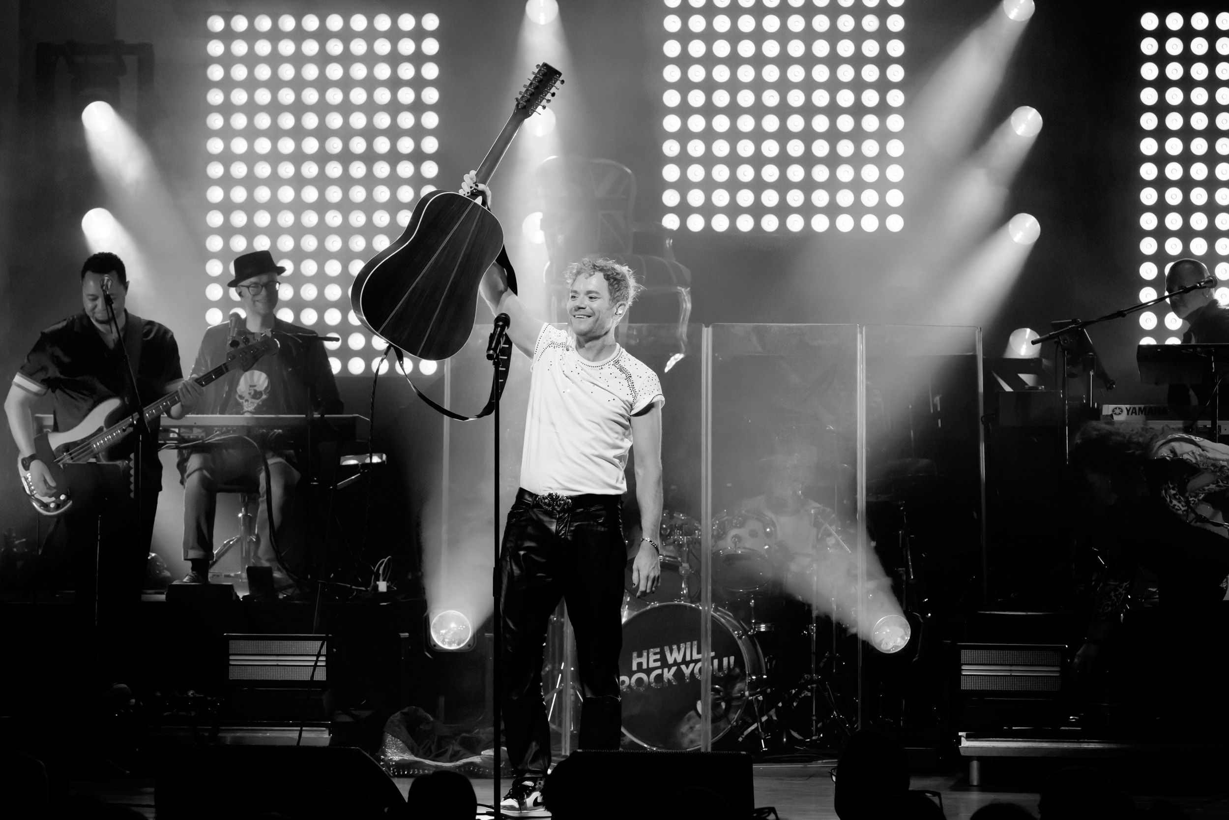 He will rock you konsert med Peter Johansson och band I Örebro konserthus. Fotograf Rebecca Nordin.