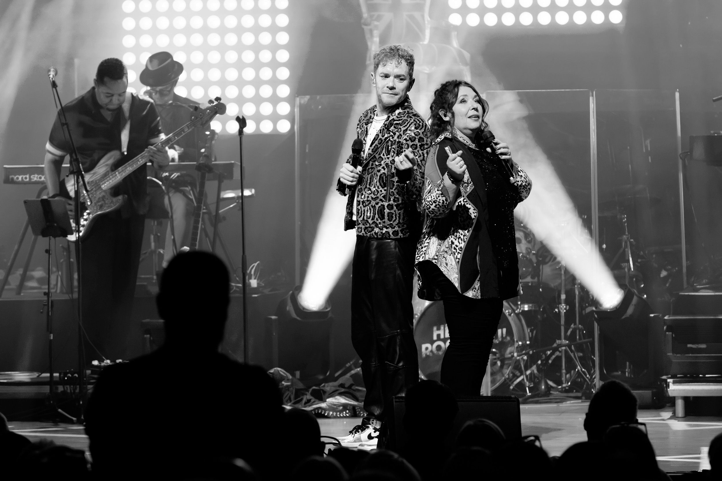 He will rock you konsert med Peter Johansson och band I Örebro konserthus. Anneli Axon och Peter Johansson rygg mot rygg.