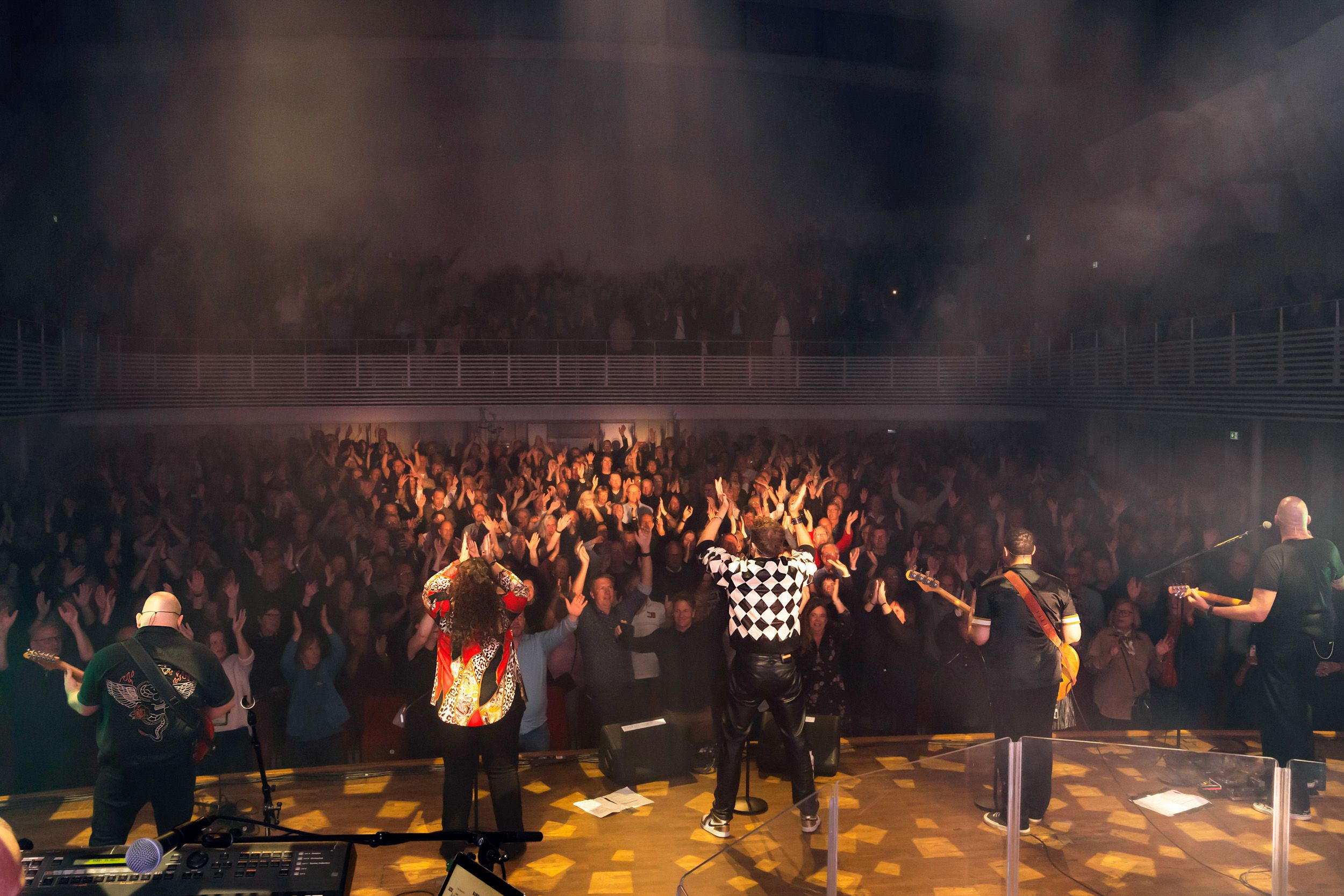 He will rock you konsert med Peter Johansson och band I Örebro konserthus. Fotograf Rebecca Nordin. Publiken klappar.