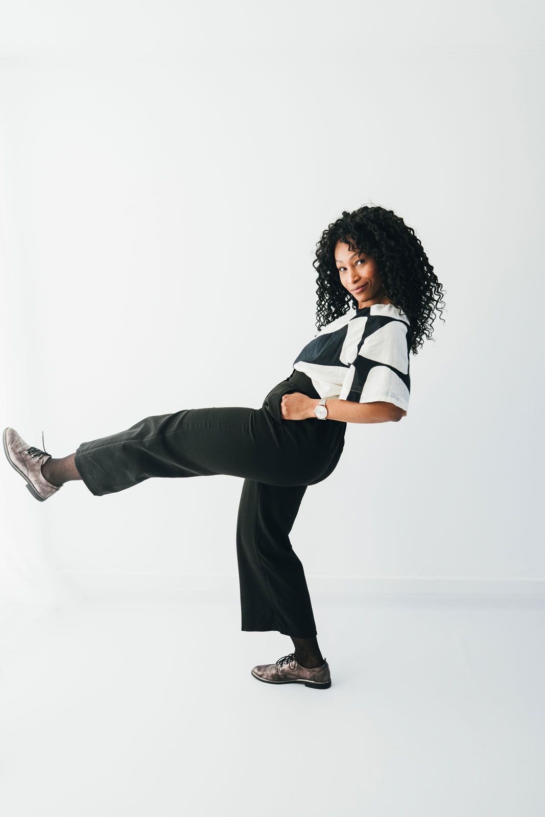 Photo corporate femme en studio, posture dynamique, portrait professionnel naturel