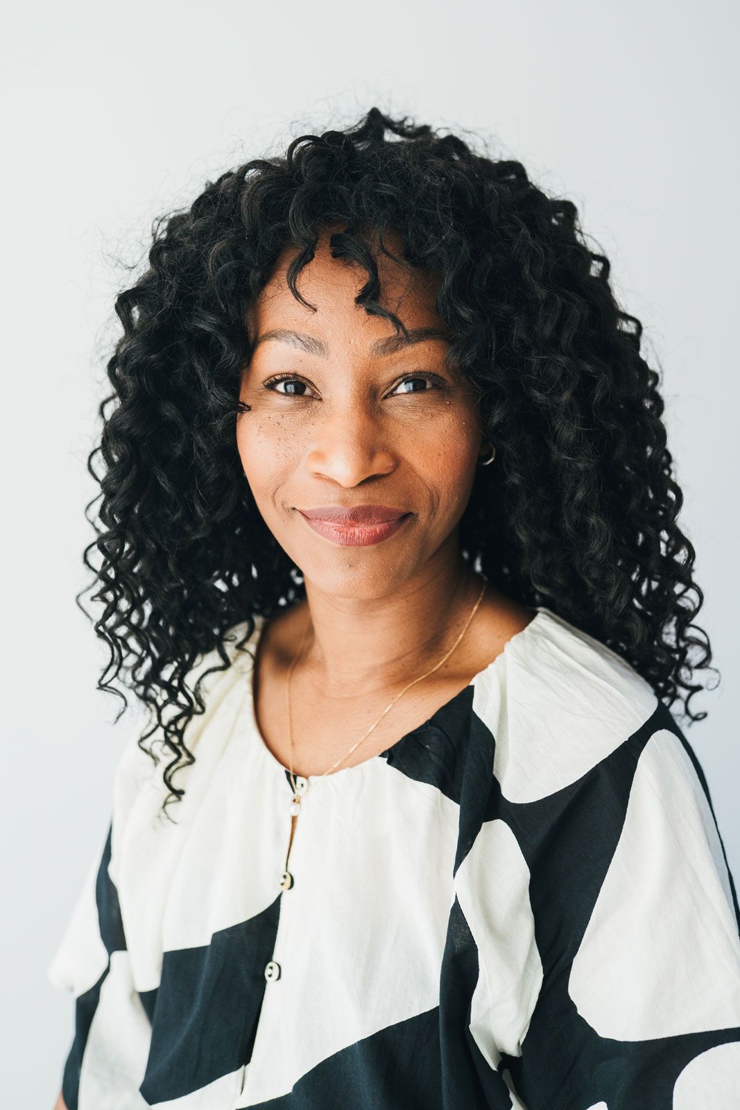 Portrait professionnel femme, regard caméra, format LinkedIn, image de qualité