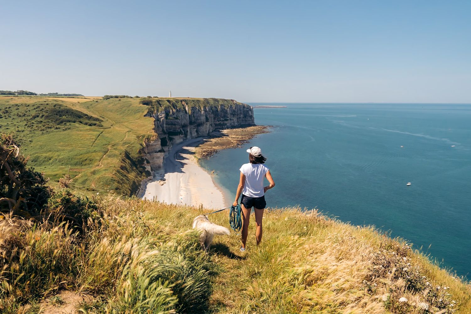 Promenade GR21 sur la côte d'albâtre face aux falaises de craie d'Etretat en Normandie, Seine-Maritime.