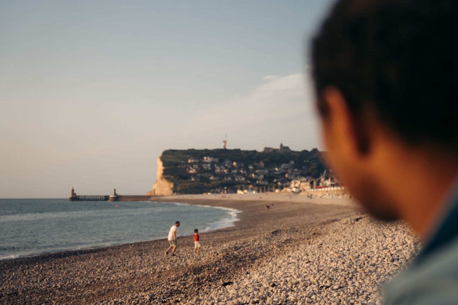 Vacanciers pour un week-end sur la plage à Fécamp en Normandie sur la côte d'albâtre.