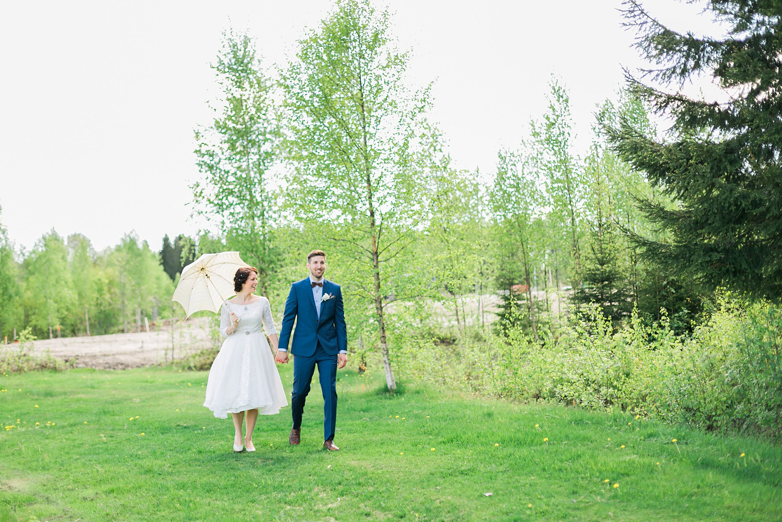 Caroline & Simons bröllop i Kil, Värmland 23 maj 2015. Vigsel Stora Kils kyrka och bröllopsfest i Kils hembygdsgård. Fotograf Rebecca Nordin