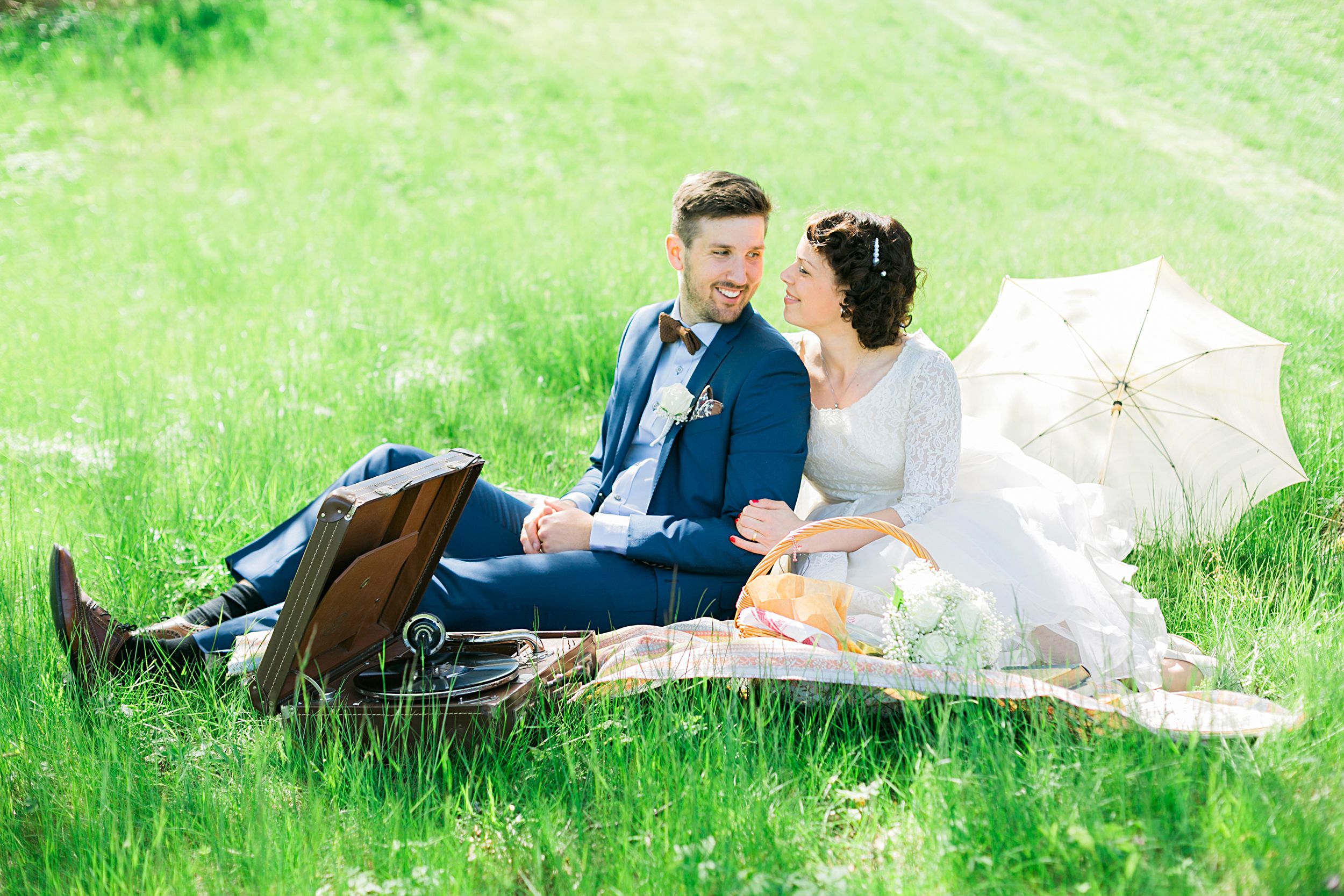 Caroline & Simons bröllop i Kil, Värmland 23 maj 2015. Vigsel Stora Kils kyrka och bröllopsfest i Kils hembygdsgård. Fotograf Rebecca Nordin