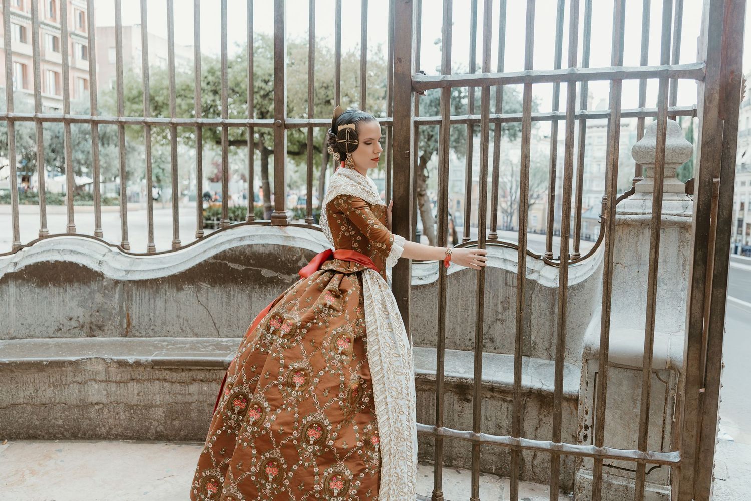 Fallera Mayor posando en el centro histórico de Valencia durante sesión fotográfica